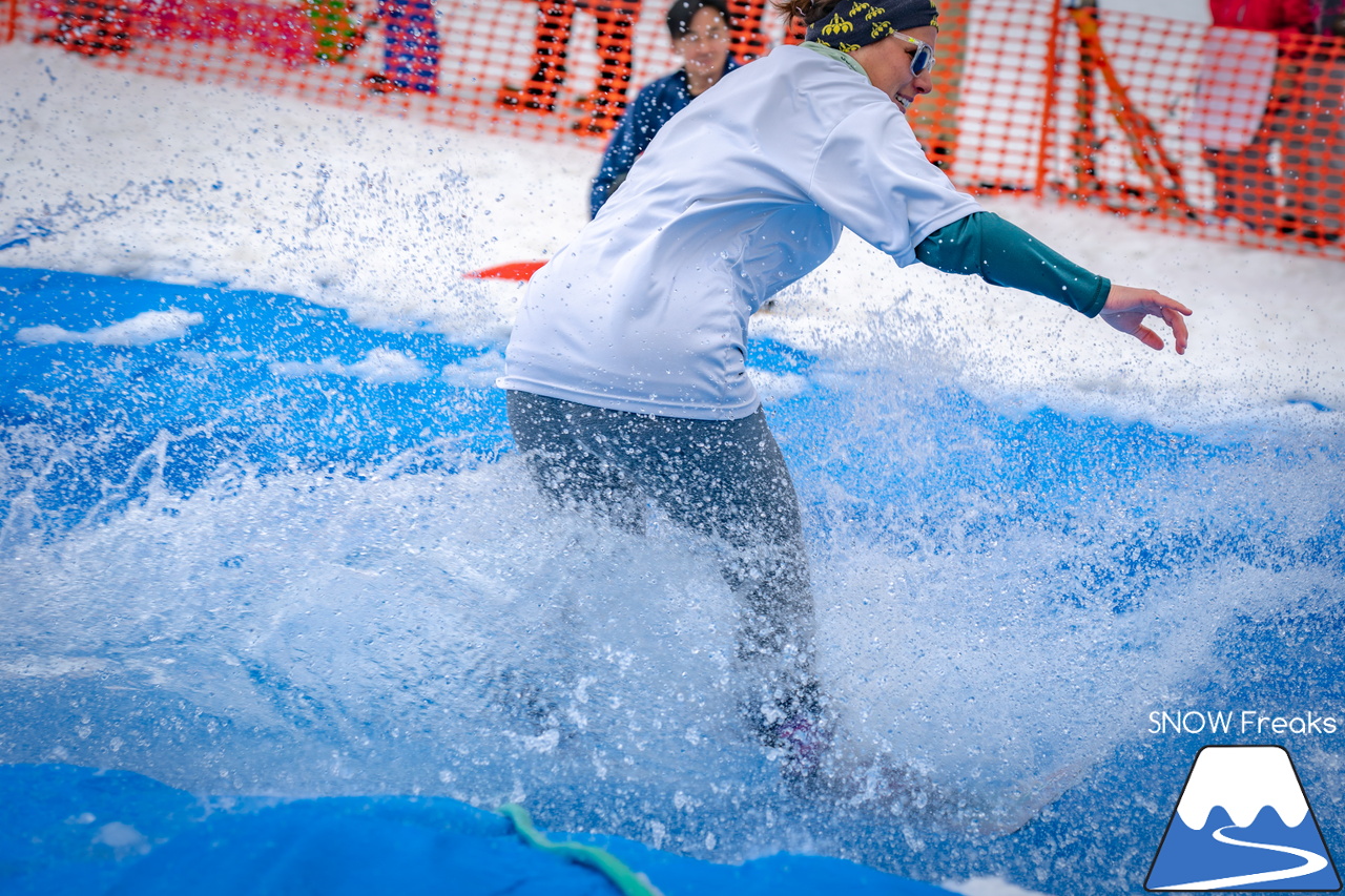 富良野スキー場｜季節は、まだ冬？それとも…？小雪が舞い、たくさんの雪が残る富良野スキー場で、春の恒例イベント『春スキー池渡り大会』開催(^^)/